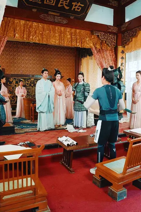 《女王的极品画师》封面