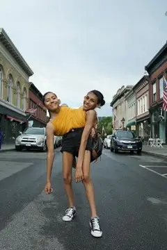 《连体共生姐妹》封面