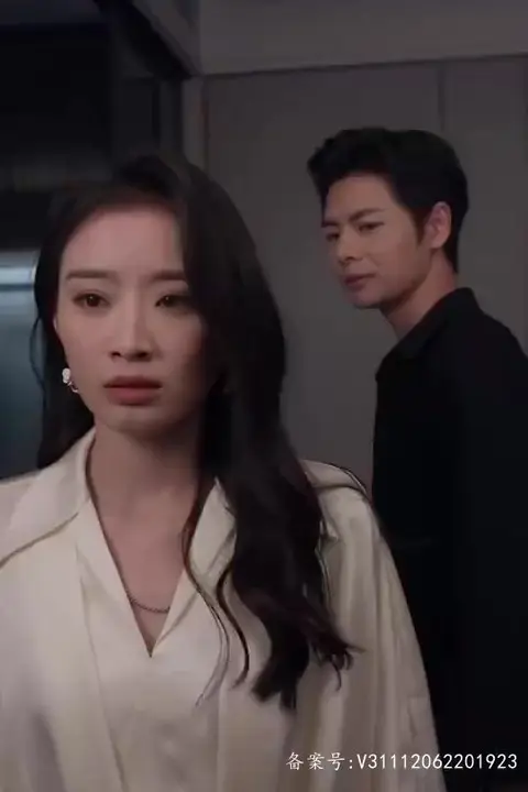《总裁夫人你别跑》封面