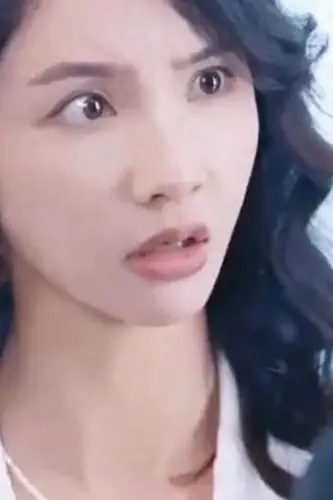 《战帝的冰山美女老婆》封面