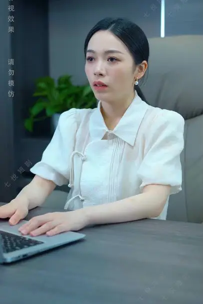 《迟来的深情比草贱》封面