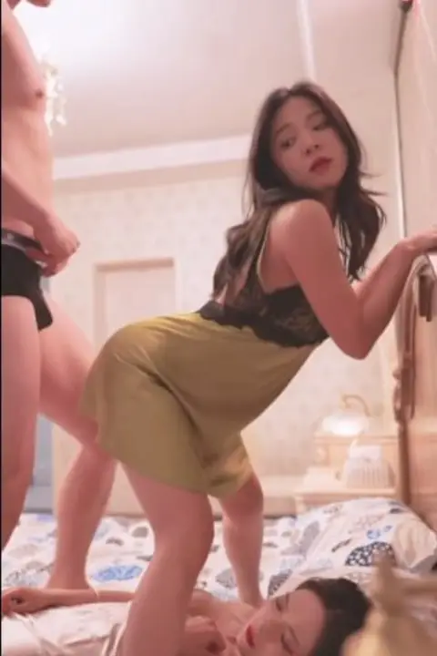 《三人同行(闺蜜变形记)》封面