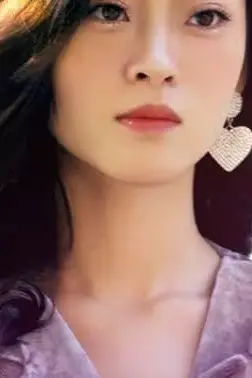 《女总裁竟在公司当保洁》封面
