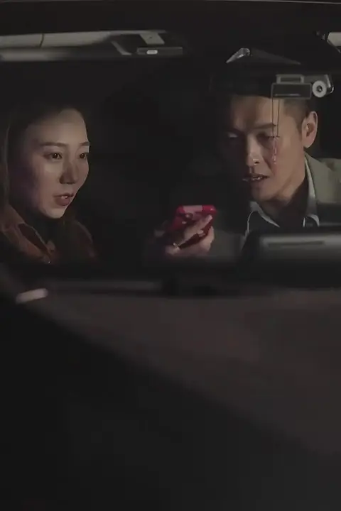 《成了总裁暗恋的那个她》封面