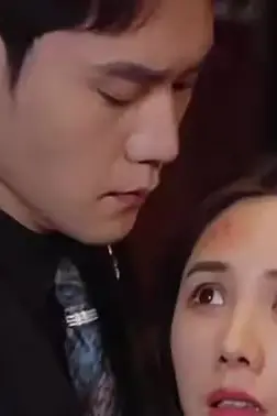 《离婚后，她转身嫁给了千亿总裁》封面