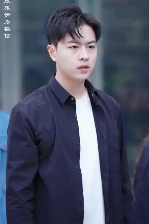 《总裁老婆太粘人》封面